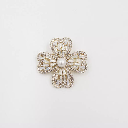 Gėlės formos sagė su perlu