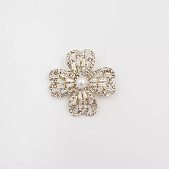 Gėlės formos sagė su perlu