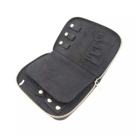 Juodas užsegamas papuošalų dėklas