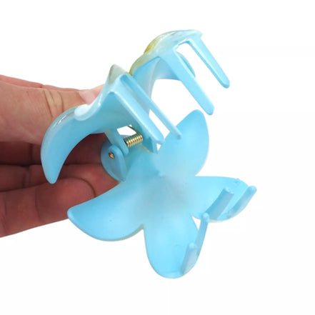 Plaukų segtukas „Gėlė“ – švelniai mėlynos spalvos