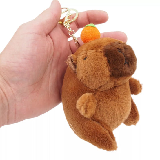 Pliušinis kapibaros raktų pakabukas su mandarinėliu