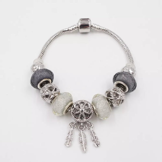 Sidabrinės spalvos apyrankė su baltais akcentais