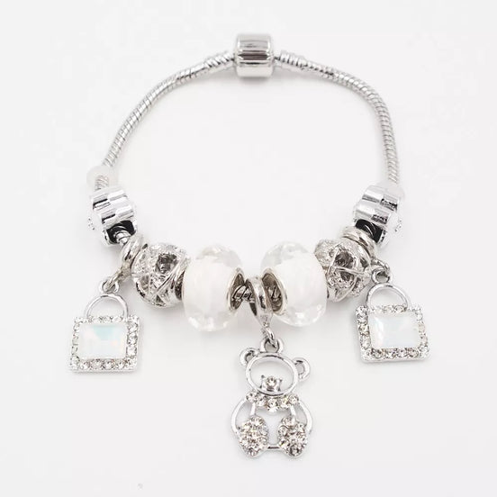 Sidabrinės spalvos apyrankė su baltais akcentais