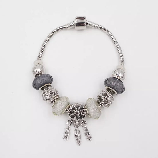 Sidabrinės spalvos apyrankė su baltais akcentais