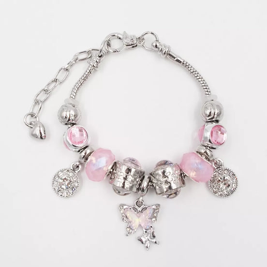 Sidabrinės spalvos apyrankė su drugeliu