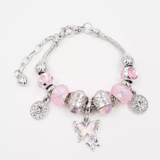 Sidabrinės spalvos apyrankė su drugeliu