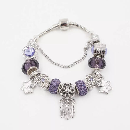 Sidabrinės spalvos apyrankė su violetiniais žėrinčiais akcentais