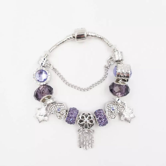 Sidabrinės spalvos apyrankė su violetiniais žėrinčiais akcentais