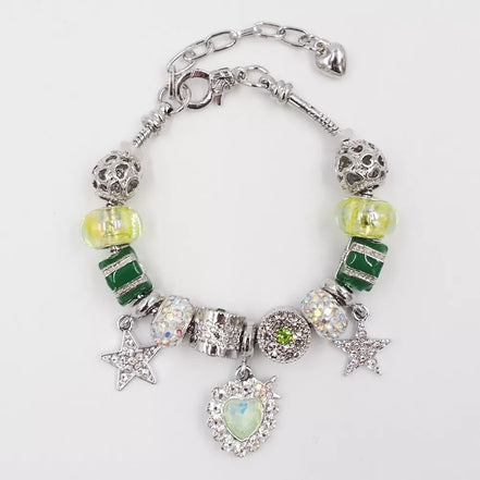 Sidabrinės spalvos apyrankė su žaliais karoliukais