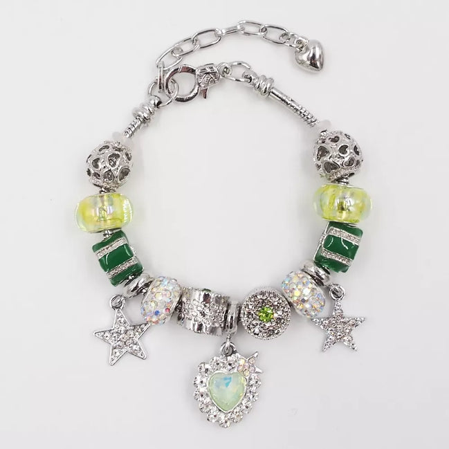 Sidabrinės spalvos apyrankė su žaliais karoliukais