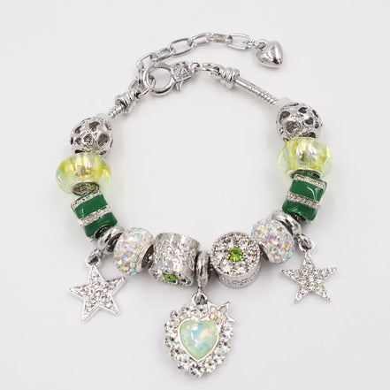 Sidabrinės spalvos apyrankė su žaliais karoliukais