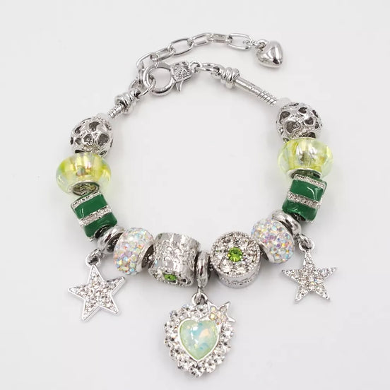 Sidabrinės spalvos apyrankė su žaliais karoliukais