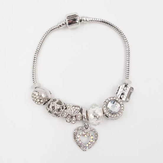 Sidabrinės spalvos apyrankė su žėrinčiais pakabukais