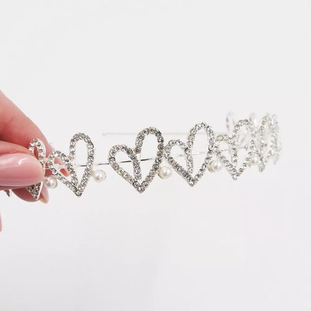 Sidabrinės spalvos plaukų lankelis su žėrinčiomis širdelėmis