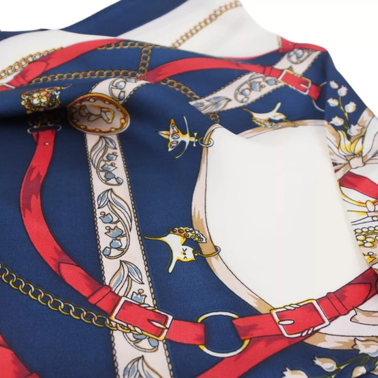 Skarelė su auksinių diržų motyvu