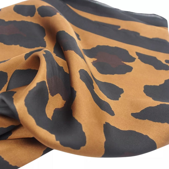 Skarelė su geltonų gėlių raštu