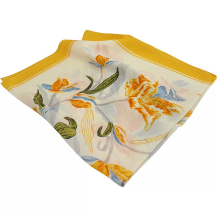 Skarelė su geltonu kraštu ir gėlėmis