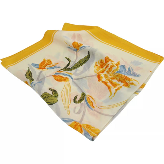 Skarelė su geltonu kraštu ir gėlėmis