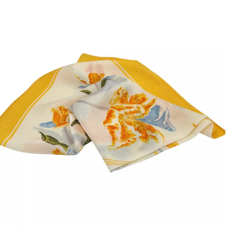 Skarelė su geltonu kraštu ir gėlėmis