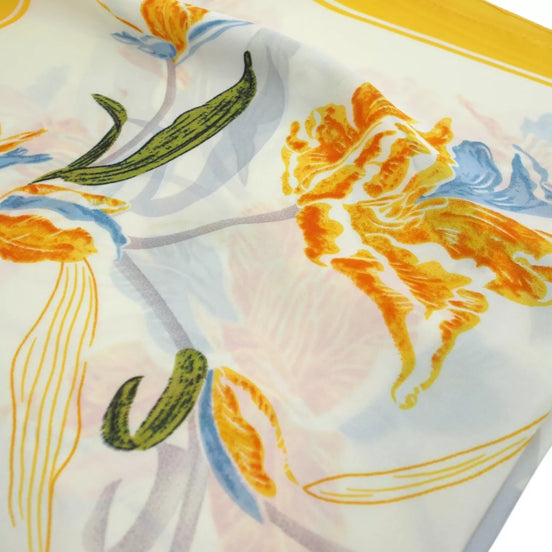 Skarelė su geltonu kraštu ir gėlėmis