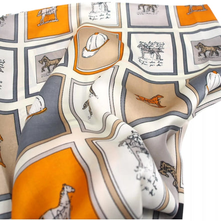 Skarelė su žirgų motyvais